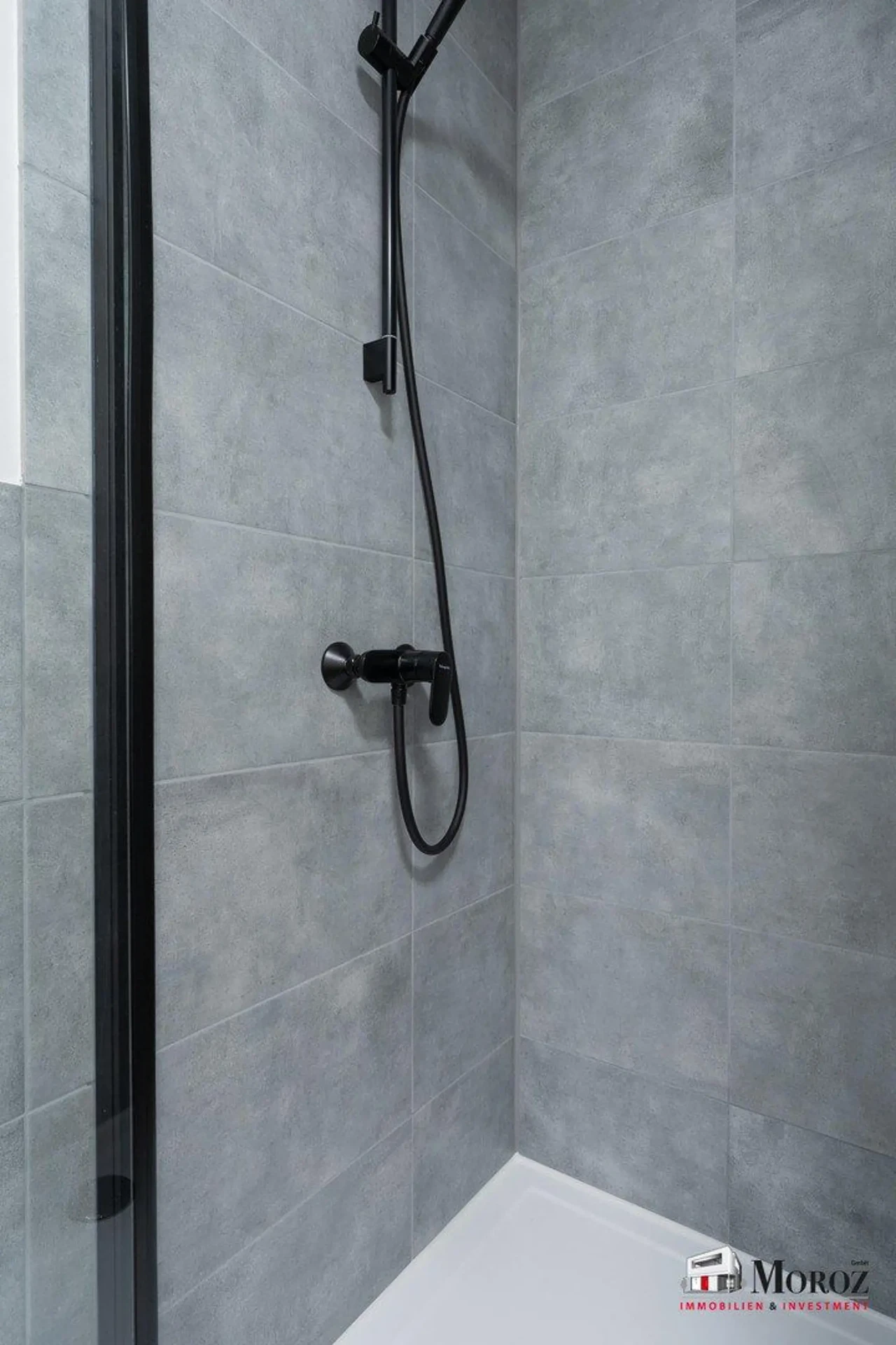 Dusche mit schwarzen Armaturen