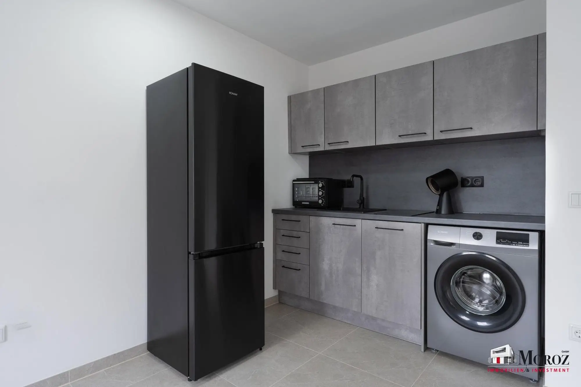 Neue Einbauküche mit Kühlschrank und Waschmaschine