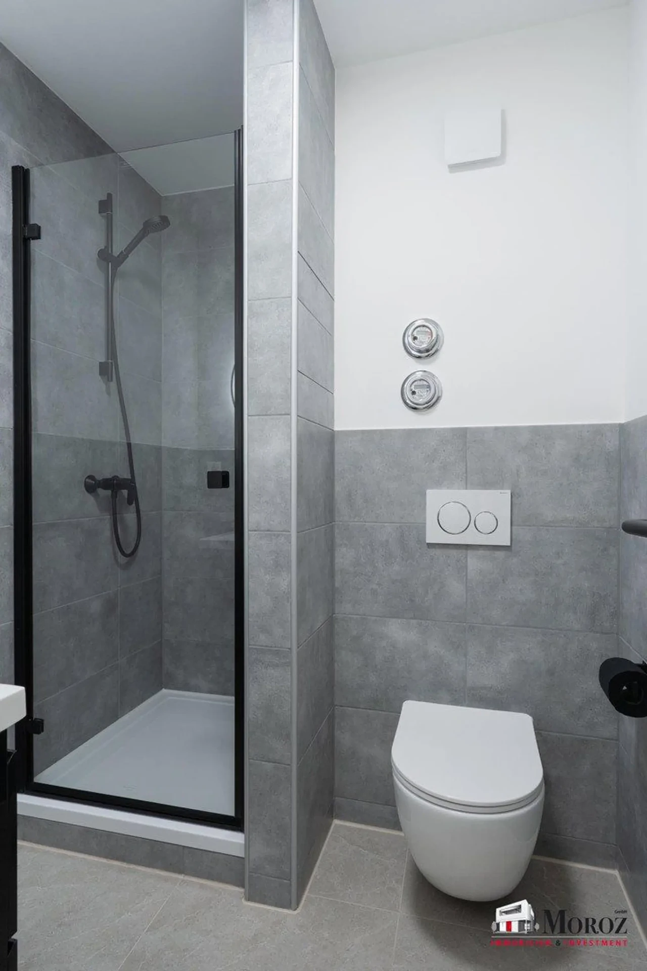 Duschbad mit Glastür und Wand-WC