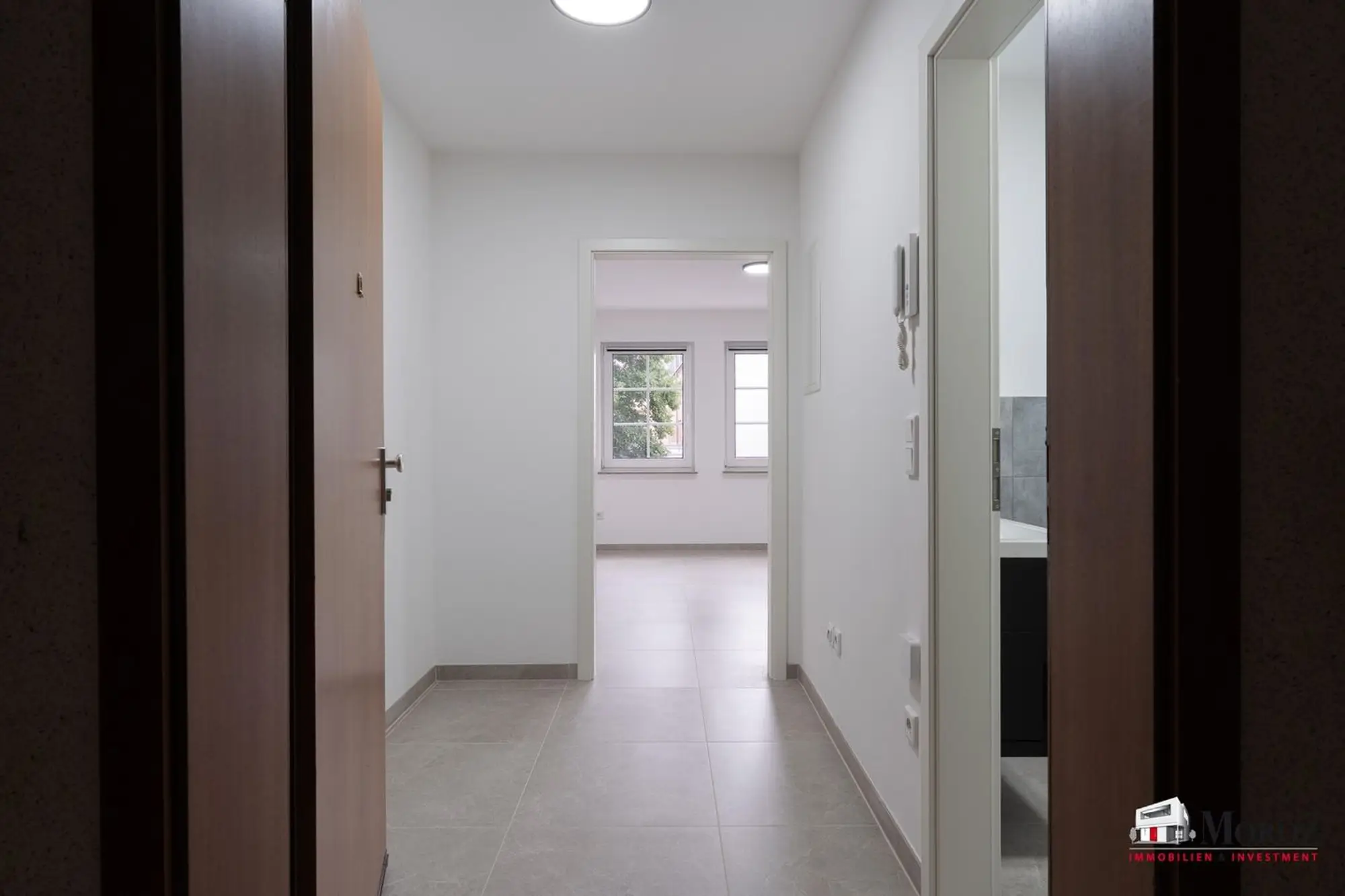 Flur mit Blick in den Wohnraum